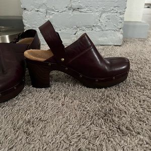 Clarks aubergine clogs
